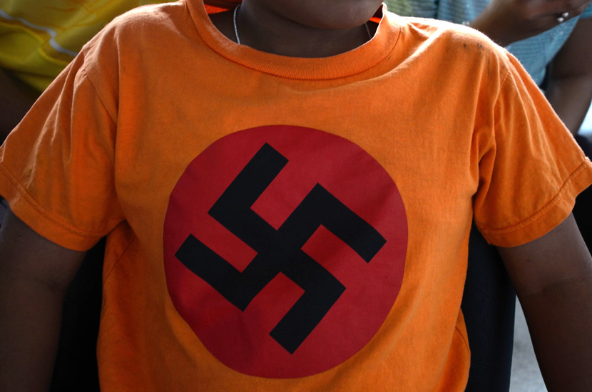 Este xaval portava a sobre una esvàstica girada enorme. A Vientiane