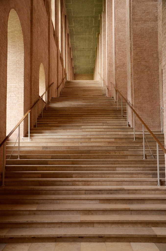 Escala d'accés a les sales de l'Alte