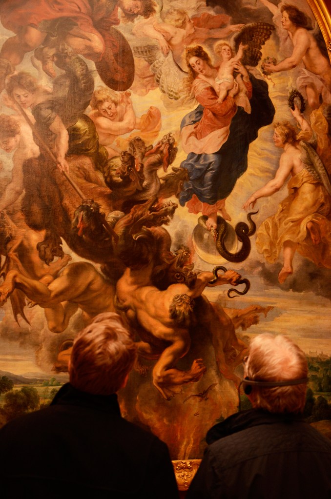 Dos mirant un quadre