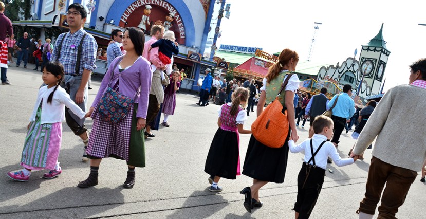 ¿Que hacen unos asiáticos vestidos de bávaros? ¿Y yo?