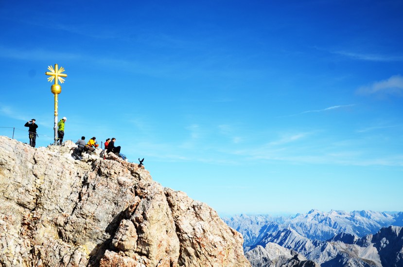 Otra vista de los Alpes, en este caso septentrionales. A la izquierda, la cruz que marca nuestra cumbre zugspitze_gipfel