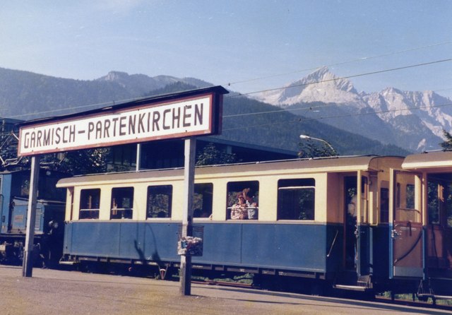 Una imatge històrica del tren cremallera, amb el pic al fons. /M J Richardson CC