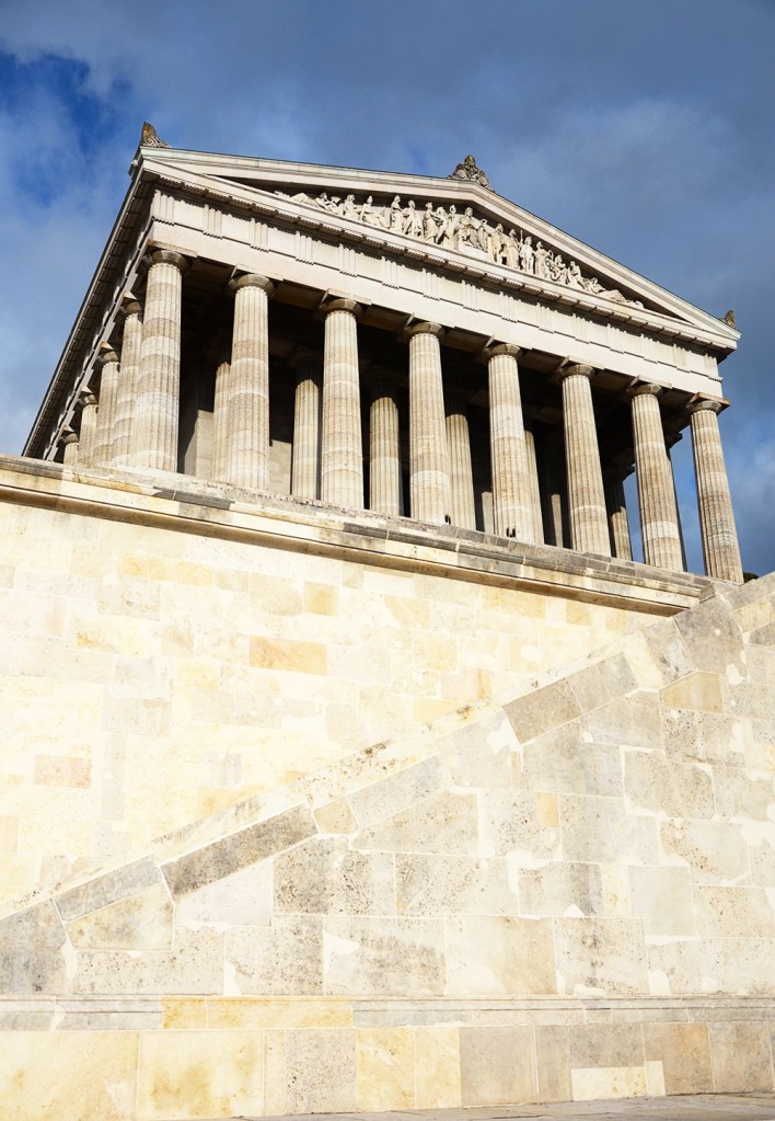 Walhalla amb l'escala d'accés des del Danubi