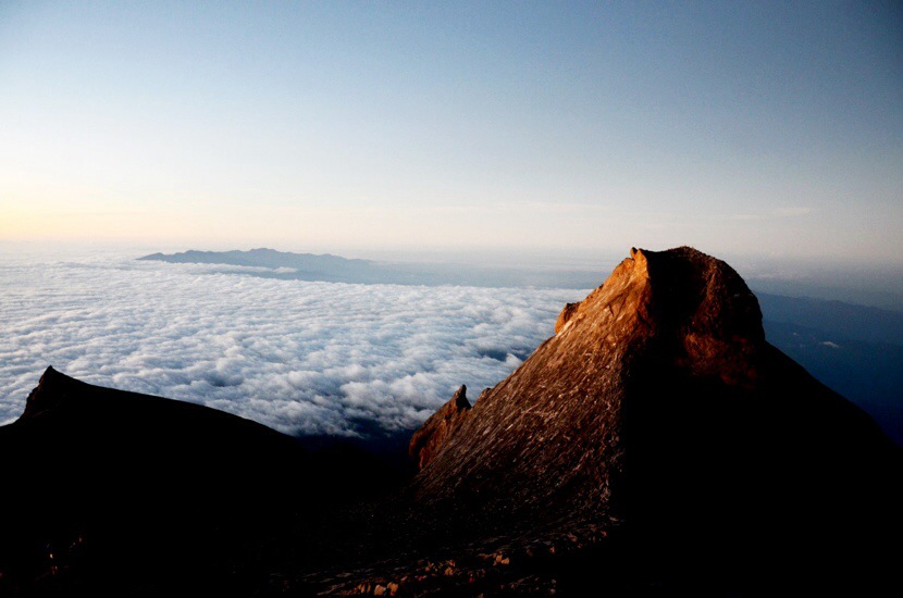 La vista desde la cima del Kinabalu, a primera hora