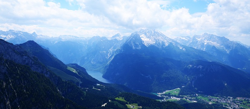 Las montañas y el lago