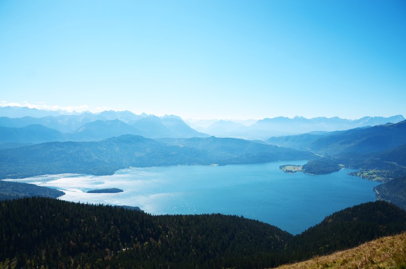 El Walchensee des del cim del Jochberg, amb els Alps de rerefons