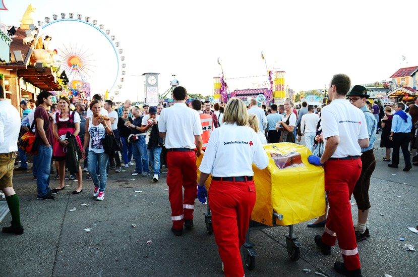Camilleros en Oktoberfest o el taxi de los ciegos