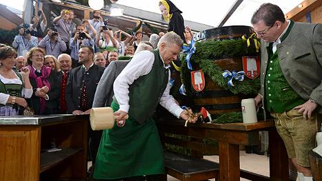 Dieter Reiter, más tieso que un garrote en su primer 'O'zapft is!' . /WEB